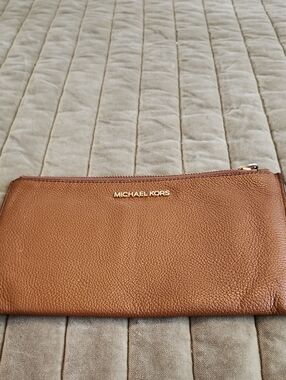 Michael Kors Men's Tan Pebbled Leather Zip Wallet with Gold Logo